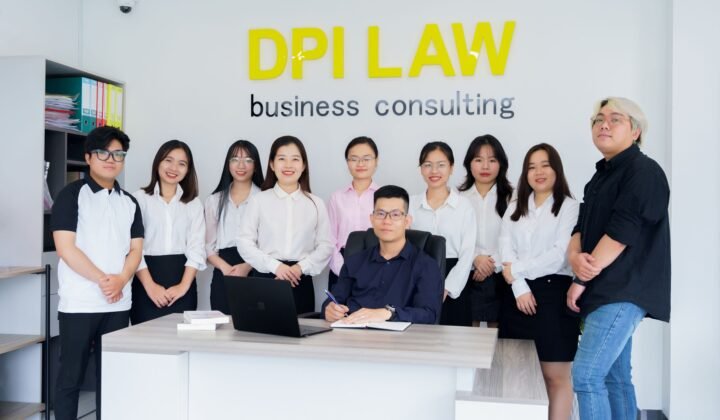 Management consultants in a business meeting discussing UAE free zone licensing